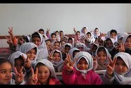 
 دانش‌آموزان دختر در افغانستان به مدارس و مکاتب بازمی‌گردند
 