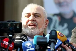 
ظریف  |   آقایانی که می‌گویند ما این توافق را نخواندیم بیایند دو صفحه توافق خود را نشان دهند