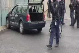 هجوم یک خودرو به در اصلی محل کار آنگلا مرکل 