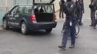 هجوم یک خودرو به در اصلی محل کار آنگلا مرکل 