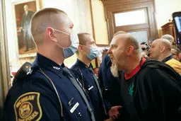 بازی کلاسیک پوپولیسم آمریکایی ، تفرقه بینداز و حکومت کن
