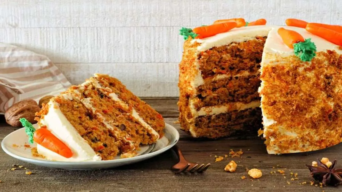 طرز تهیه کیک هویج و گردو | مقوی ترین کیک برای عصرونه 