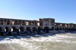 اصفهان  |  دو کودک از پل خواجو سقوط کردند