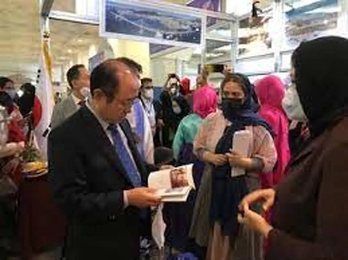 استقبال نوجوانان از غرفه کره‌جنوبی در نمایشگاه کتاب تهران