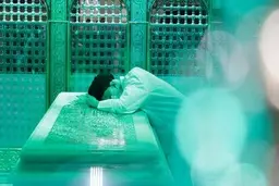 پیکر رهبر شهید انقلاب در مشهد به خاک سپرده می‌شود