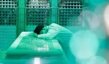 پیکر رهبر شهید انقلاب در مشهد به خاک سپرده می‌شود