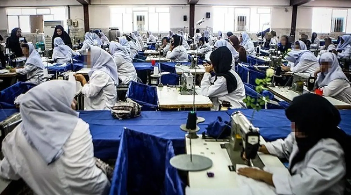 مصائب زنان کارگر، از کار ارزان تا گروگان‌گیری با چک