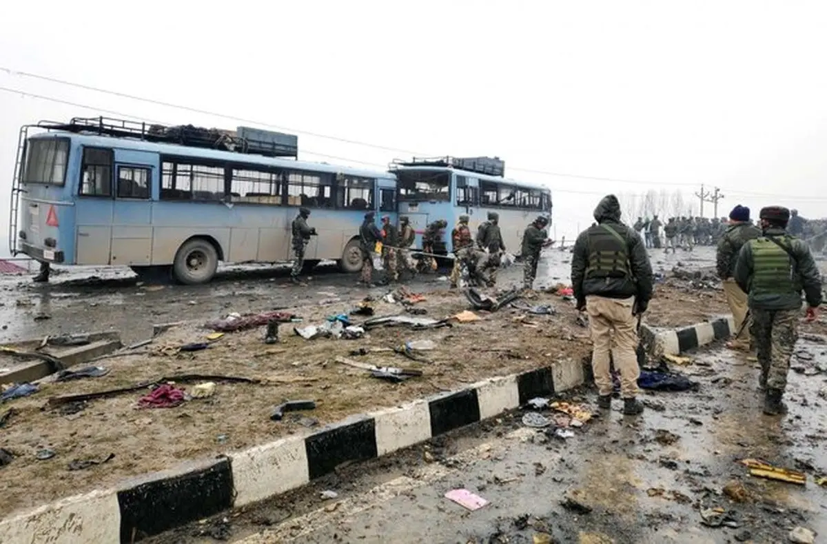 حمله عامل انتحاری به اتوبوس پلیس در کشمیر ۴۴ کشته برجای گذاشت