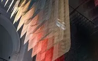 چیدمان معلق رنگارنگ در کلیسای قدیمی ایتالیایی