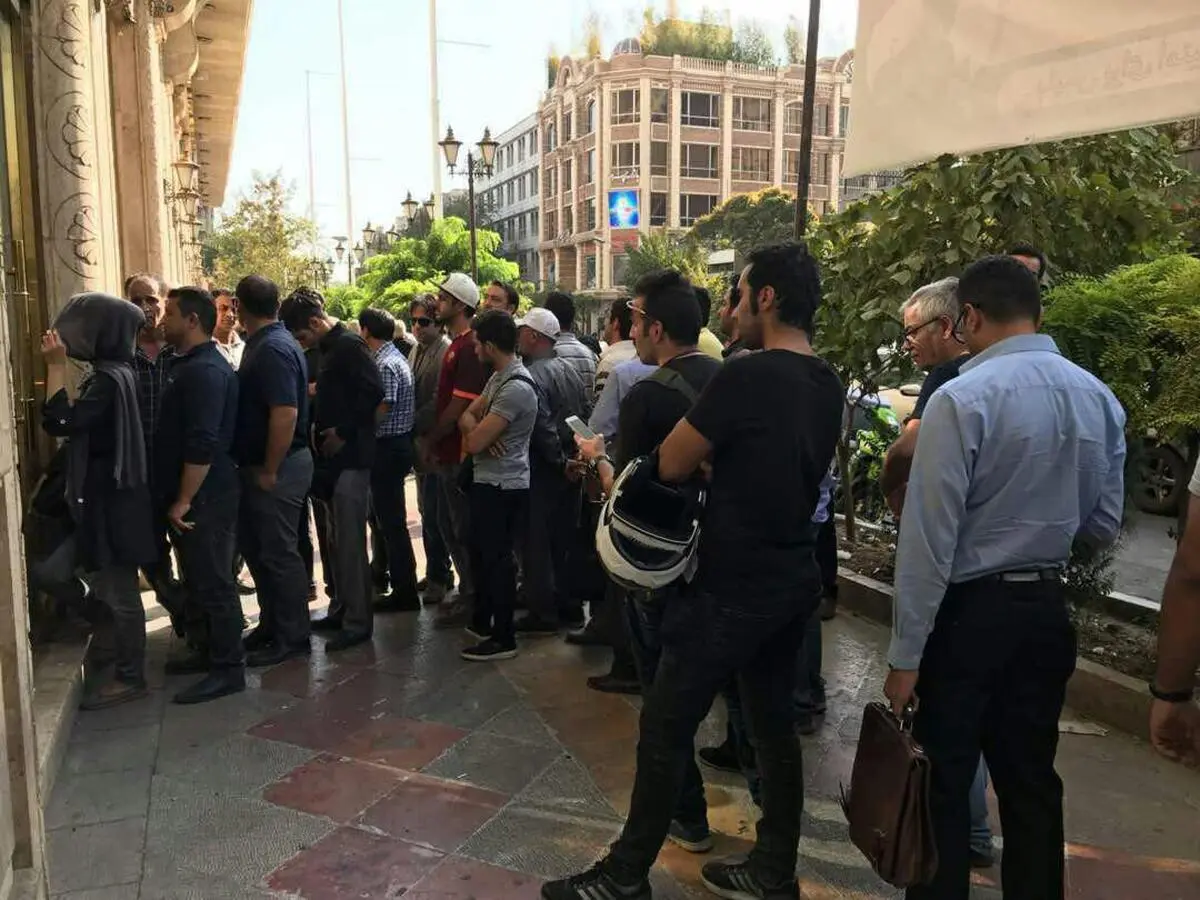 از تنش در بازار ارز تا نوشته کُد دار مشاور روحانی درباره "بحران اردیبهشت"