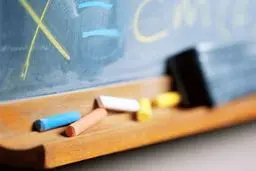 معلمی که در دوره کرونا به جای همکاران مبتلا به کرونایش درس داد | اضافه کاری نگرفت