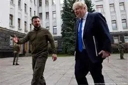 قدم زدن زلنسکی رئیس جمهور اوکراین و جانسون نخست وزیر انگلیس در خیابان های کی‌یف+ویدئو 