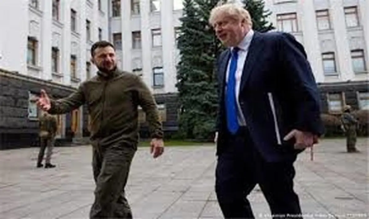 قدم زدن زلنسکی رئیس جمهور اوکراین و جانسون نخست وزیر انگلیس در خیابان های کی‌یف+ویدئو 