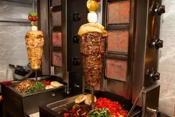 حضور یک موش در ویترین کبابی! + ویدئو