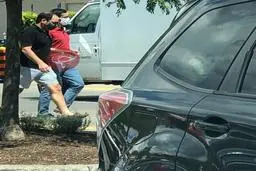 
پتروشیمی |  اشرف ریاحی در حال قدم زدن در یکی از خیابان های تورنتو در کانادا
