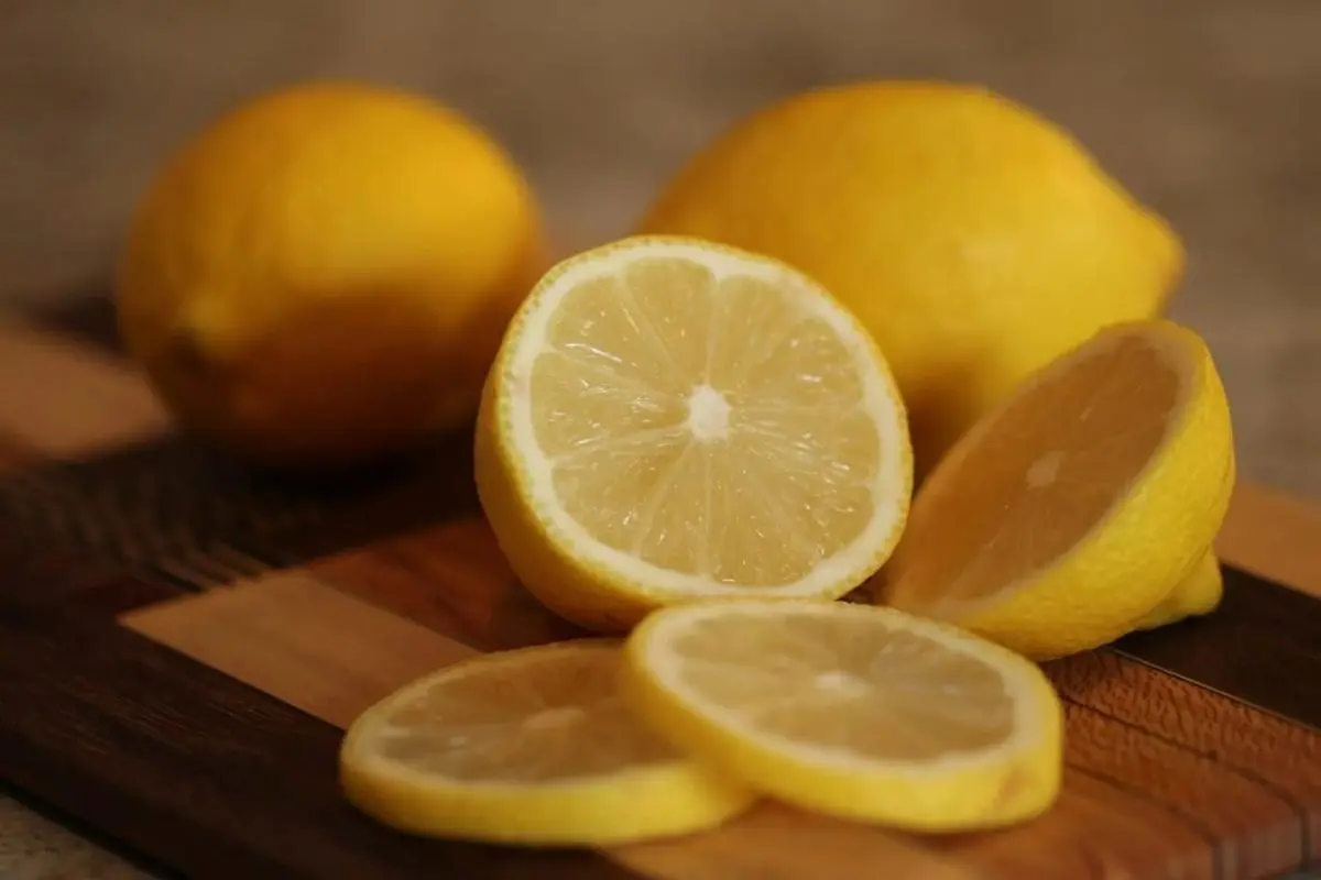 خواص لیمو در ماه مبارک رمضان | اگر هر روز آب لیمو را به گردن خود بمالید