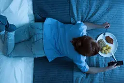 عواقب جبران نشدنی خوردن غذا در نیمه شب 