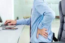 چرا هنگام نشستن کمردرد می‌گیریم؟