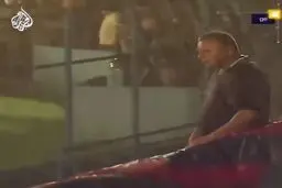 هواداری که تنها و زیر باران، برای تشویق تیمش حاضر شد+ویدئو