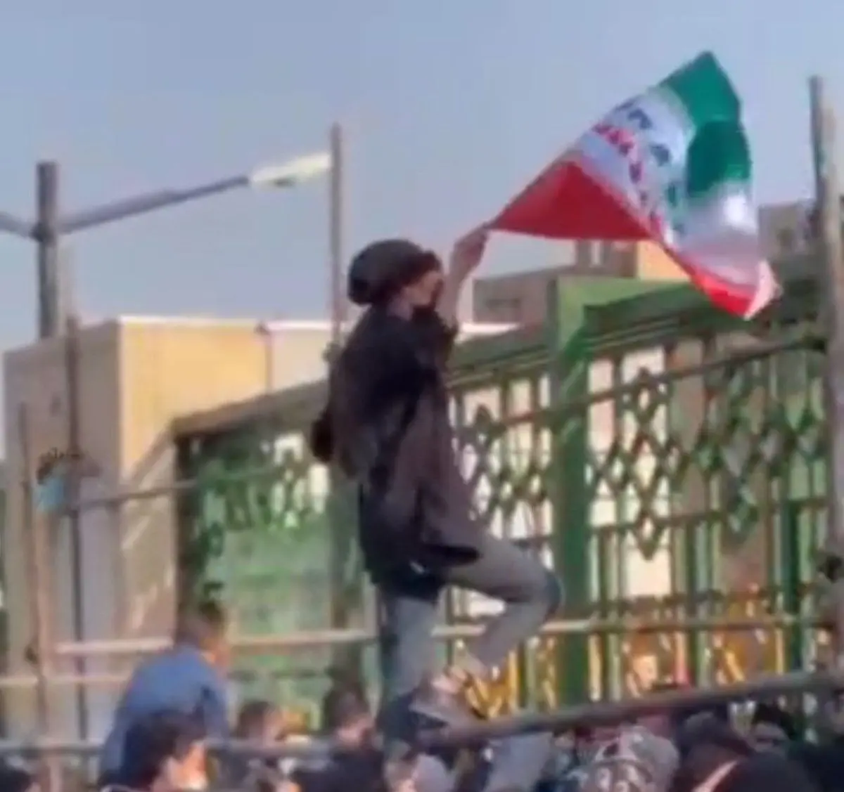 دختر علاقمند به فوتبال، پشت در ورزشگاه امام رضا+ویدئو 
