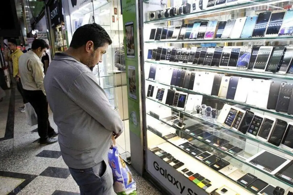 چرا قیمت گوشی در ایران از قیمت جهانی بالاتر است؟  |  ۲۰ تا ۳۰ درصد هزینه بیشتر به خاطر مالیات، عوارض گمرکی و خرج‌های متفرقه