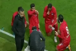 افطار بازیکنان فوتبال در جریان مسابقه + ویدئو