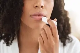 این افراد به هیچ وجه از “رژ لب” استفاده نکنند !