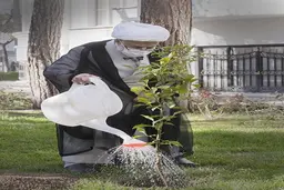 تصویری جالب از آیت الله جنتی حین درختکاری| آیت الله جنتی در حال درختکاری 