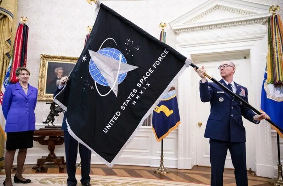 درحضور "دونالد ترامپ" از پرچم نیروی فضایی آمریکارونمایی شد