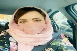 بازیگر زن مشهور،سوار بر یک تاب در روستای زیبا+ عکس