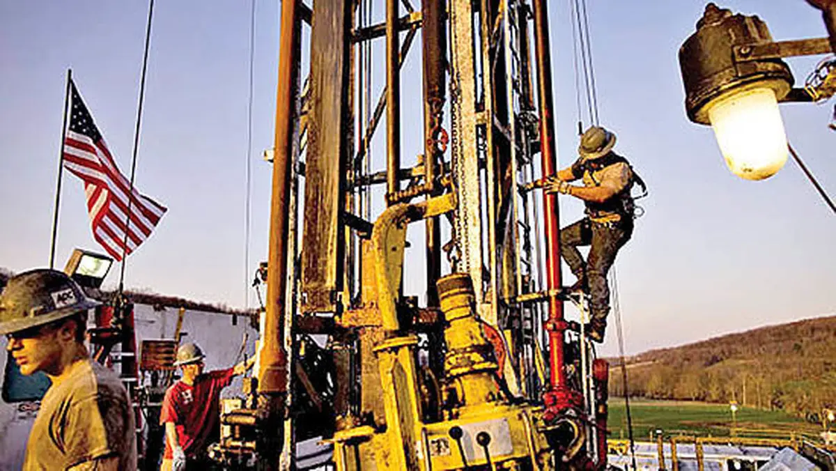 نظرسنجی بلومبرگ از 5 موسسه نفتی | چشم‌انداز خاکستری نفت شیل