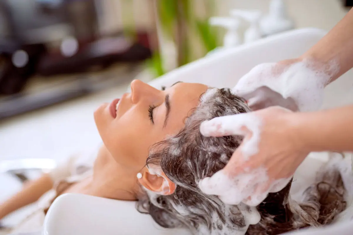 عوارض شستشوی موی سر با صابون چیست؟ | هر چیزی که در مورد شستشوی‌ موی سر باید بدانید