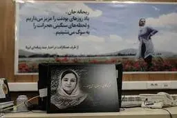 مراسم یادبود ریحانه یاسینی در بهشت زهرا(س)+عکس| دوستان ریحانه یاسینی در کنار مزارش 

