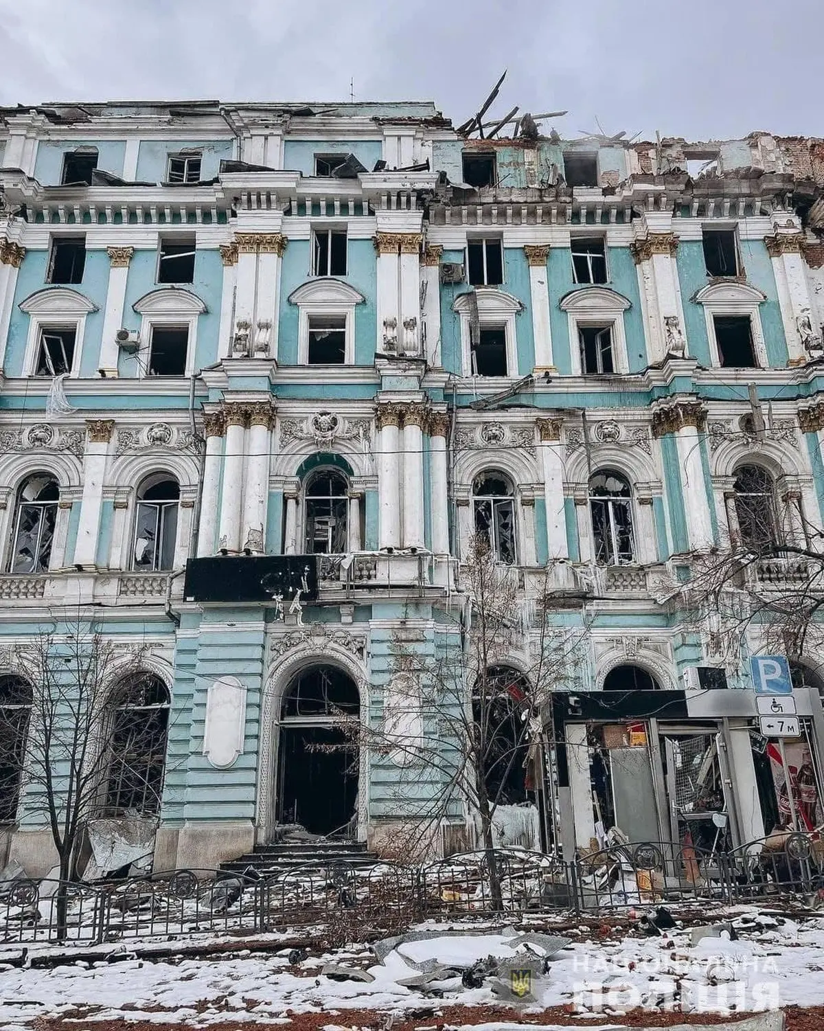  یک ساختمان تاریخی در خارکف که در گلوله باران شبانه آسیب دیده است + عکس 