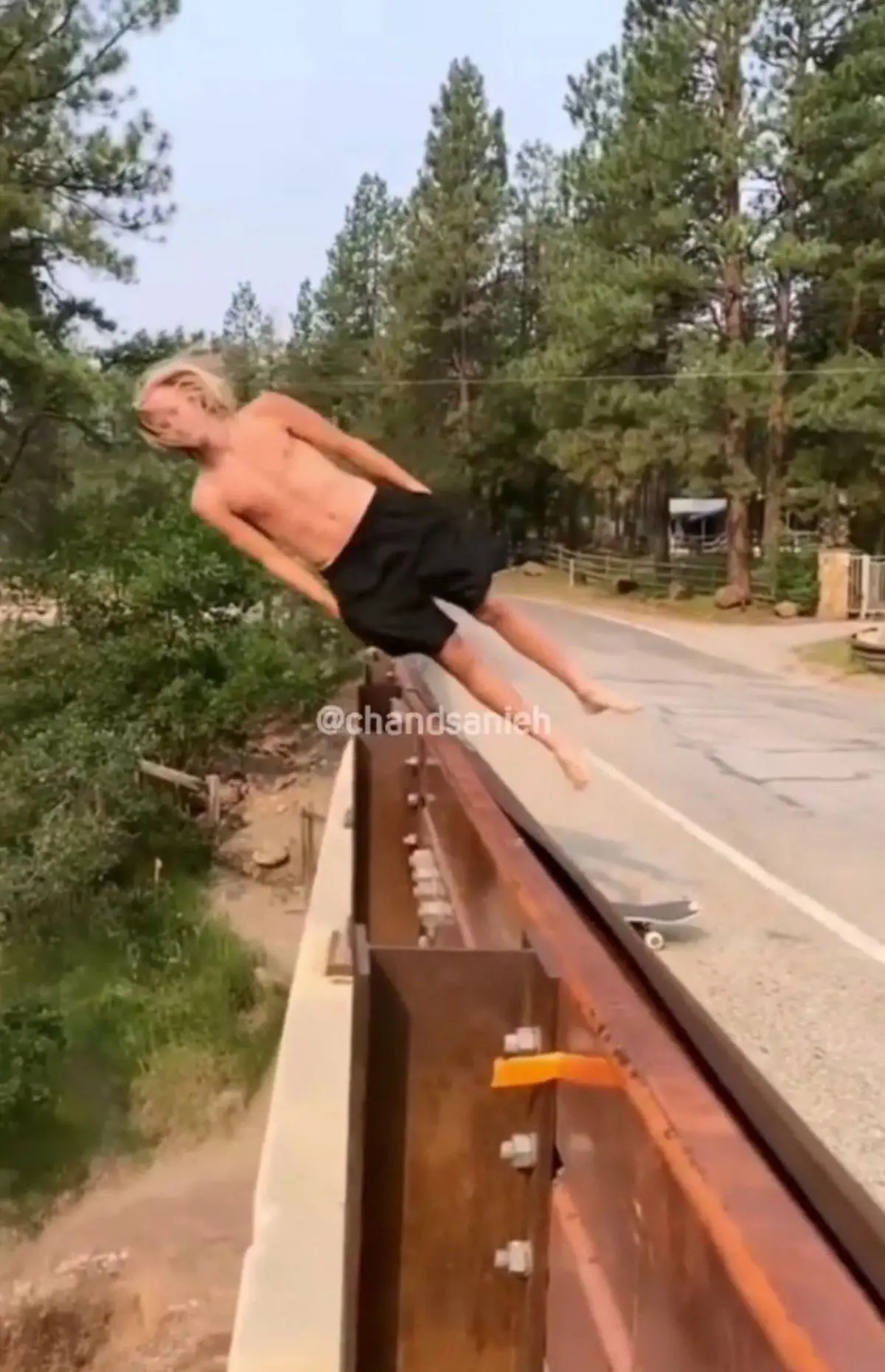 پرش متفاوت و جنجالی یک پسر از روی پل به داخل  رودخانه+ویدئو 