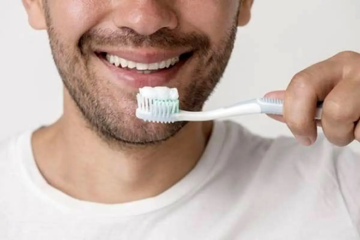 اشتباه مسواک زدن، بد تر از مسواک نزدن است | روش اشتباه مسواک زدن باعث انواع بیماری های دهانی می شود