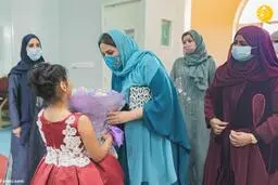 همسر سلطان عمان به دیدار ایتام رفت+عکس