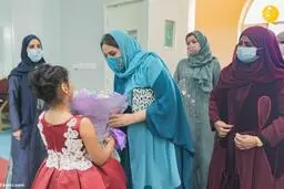 همسر سلطان عمان به دیدار ایتام رفت+عکس