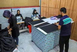 کمک های مردمی برای نذر پرچم +تصویر