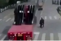  لحظه وحشتناک سقوط شیشه روی سر موتورسوار + ویدئو