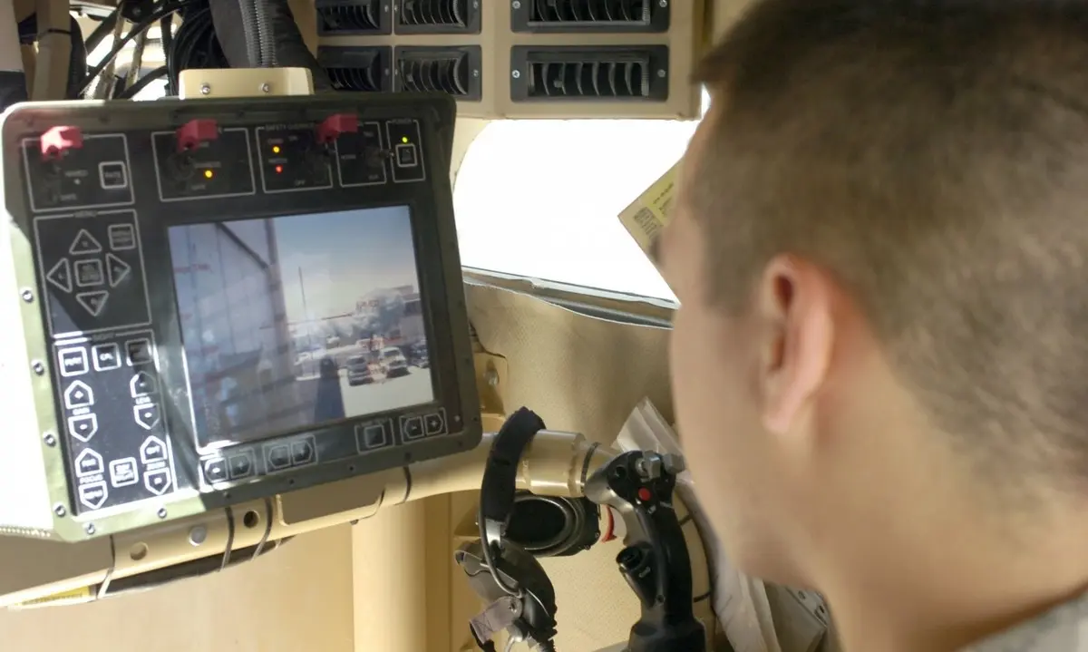 فیلمی از شلیک مسلسل سنگین با کمک یک سیستم تسلیحاتی ریموت کنترل از درون یک زره پوش اوکراینی + ویدئو 