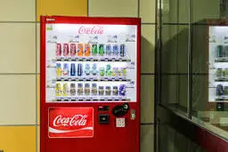 دستگاه عجیب در نیویورک | نوشیدنی بگیر، ولی گوشی‌ات را ۱۰ دقیقه گروگان بده! +ویدئو