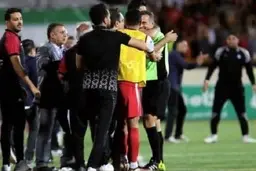 چرا اشکان خورشیدی پس از دربی، در آغوش پرسپولیسی‌ها بود؟ | تسنیم: داور می‌خواست به عسگری، آنالیزور پرسپولیس کارت بدهد، اما او فرار کرد؛ بعد از بازی، عسگری خورشیدی را در آغوش گرفت؛ اعتراف او به فرارش باعث خنده خورشیدی شد