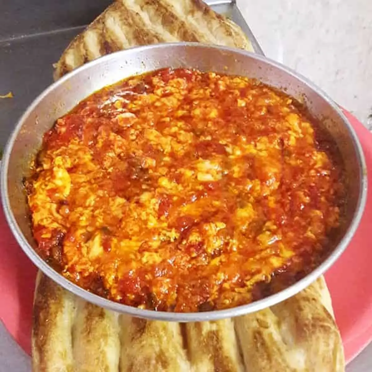 برای صبحانه املت گوجه فرنگی درست کن | طرز تهیه املت گوجه فرنگی به روش قهوه خانه های اصیل تهرانی 