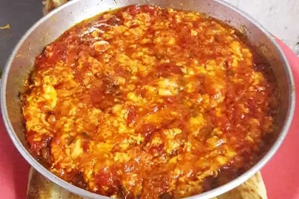 برای صبحانه املت گوجه فرنگی درست کن | طرز تهیه املت گوجه فرنگی به روش قهوه خانه های اصیل تهرانی 