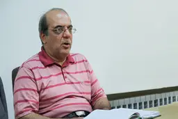 عباس عبدی:  مساله ارز دو نرخی کشور را قربانی خود می‌کند ! 