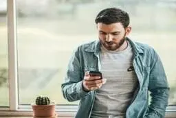 اختلال پنهان افرادی که  دائم در حال استوری و پست گذاشتن هستند