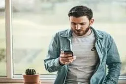 اختلال پنهان افرادی که  دائم در حال استوری و پست گذاشتن هستند