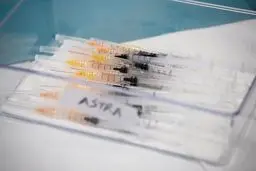 توقف تزریق واکسن آسترازنکا برای افراد بالای ۶۰ سال