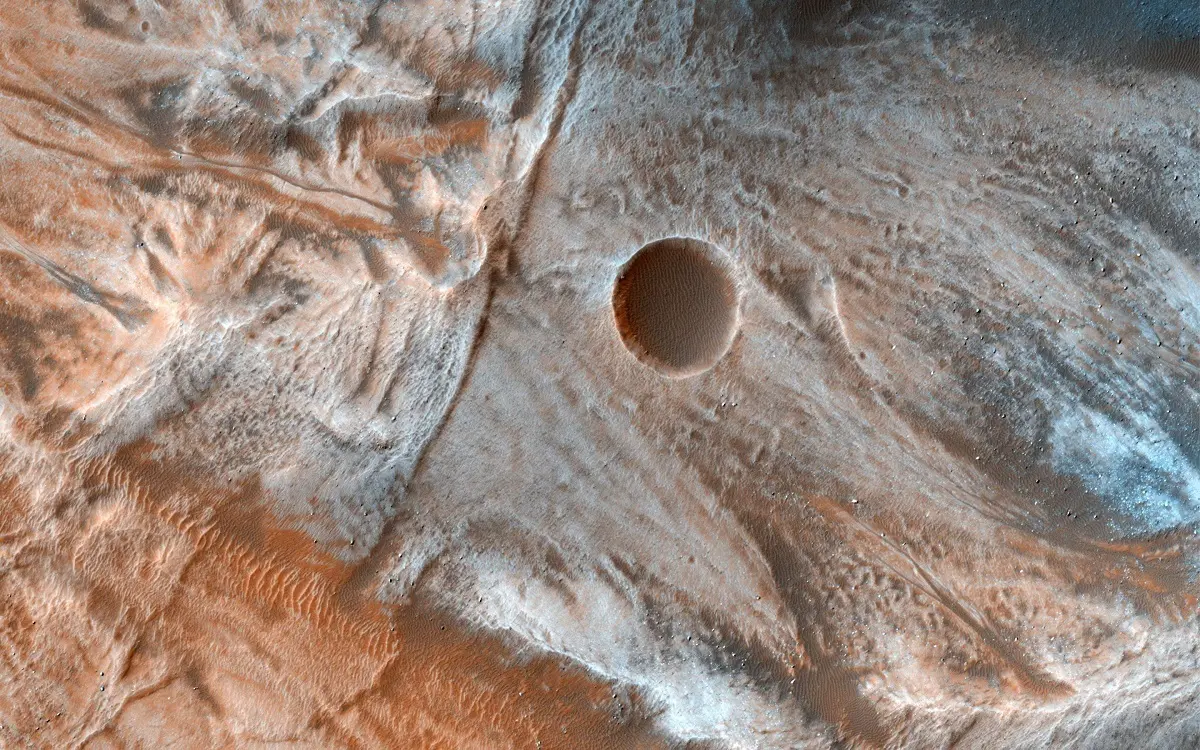 دهانه یخ زده مریخ در تصویر جدید ناسا می‌درخشد 